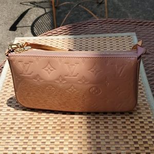 LV Pochette Accessoires NM Rose vernis
